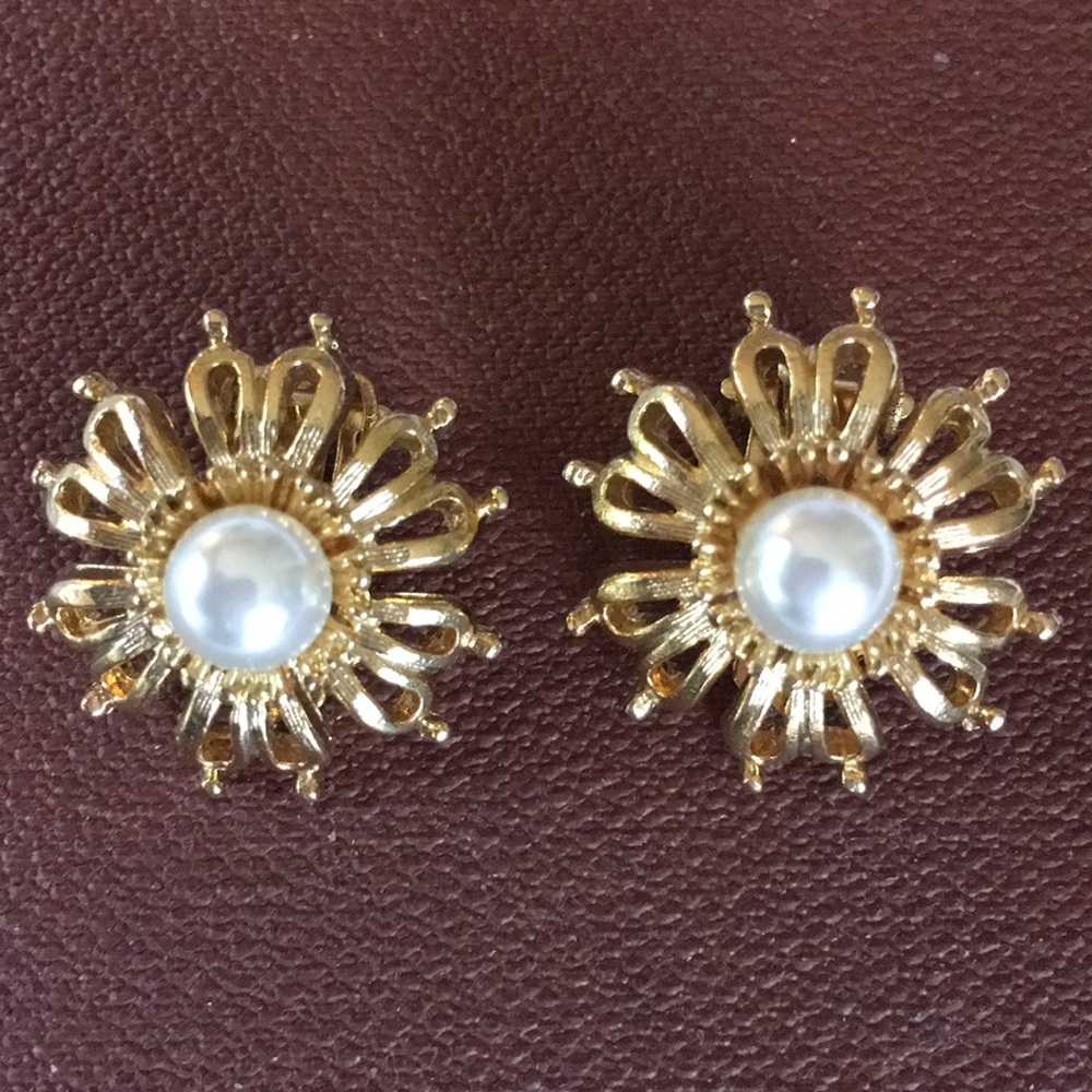 Vintage Gold & Pearl look clip on earrings